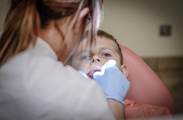 רופאת שיניים לילדים